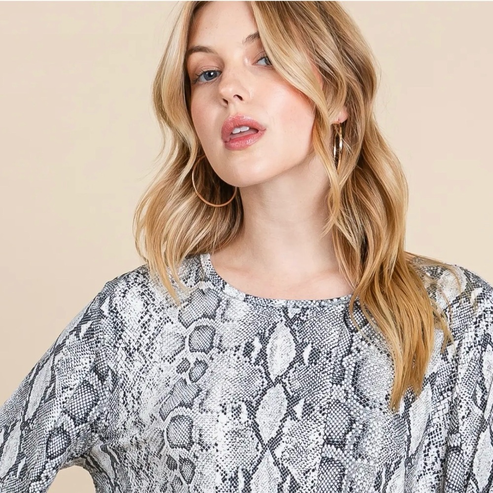 Maurice’s Women's Gray Snakeskin Pattern Long-Sleeve. Size L